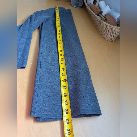 UNIQLO Women Gray Cardigan Size Small  Long Sleeves 2 Front Pockets 44% Wool - Picture 10 of 10